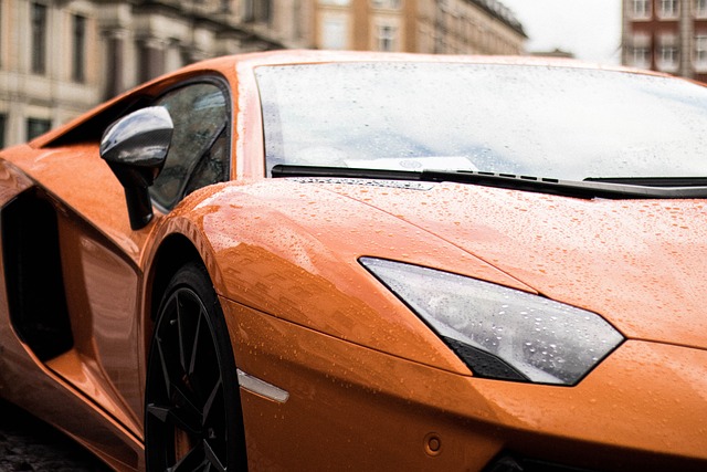 oranžové auto